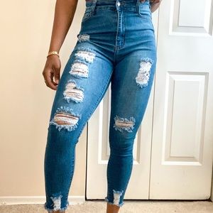 high waisted fashion nova distressed skinny jeans!